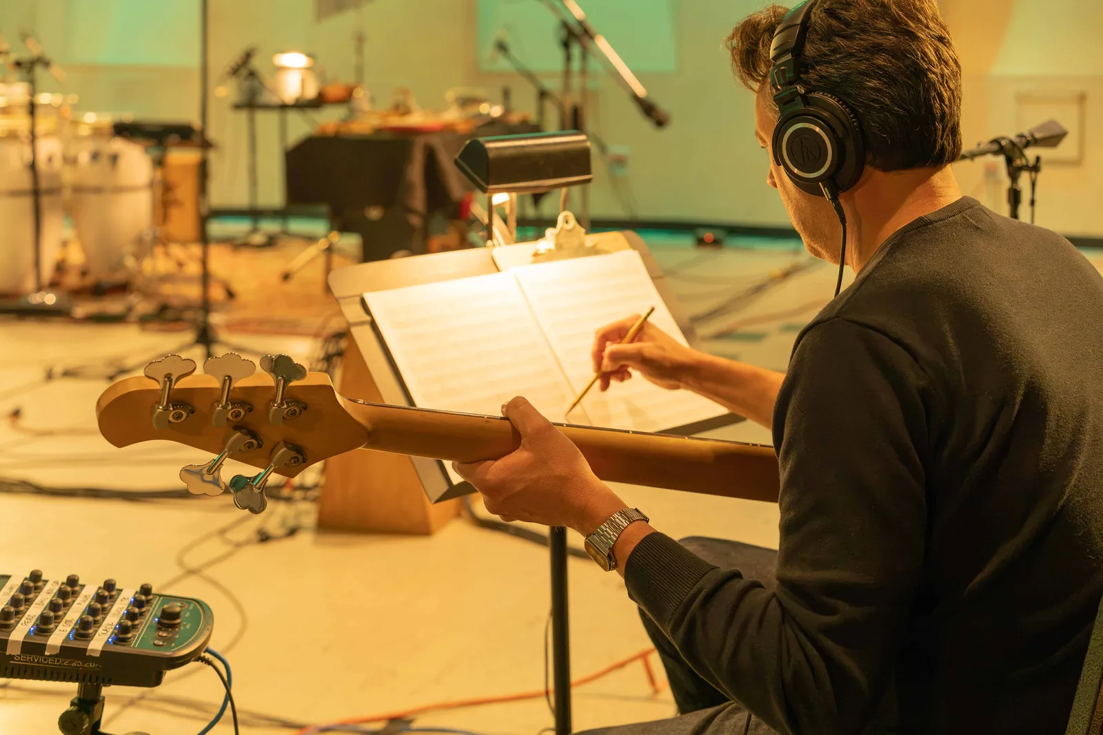 Músico en estudio de grabación en Madrid