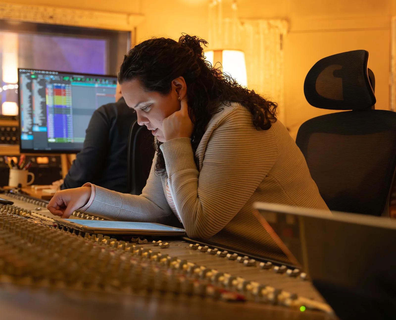 Pianista en estudio de grabación en Madrid