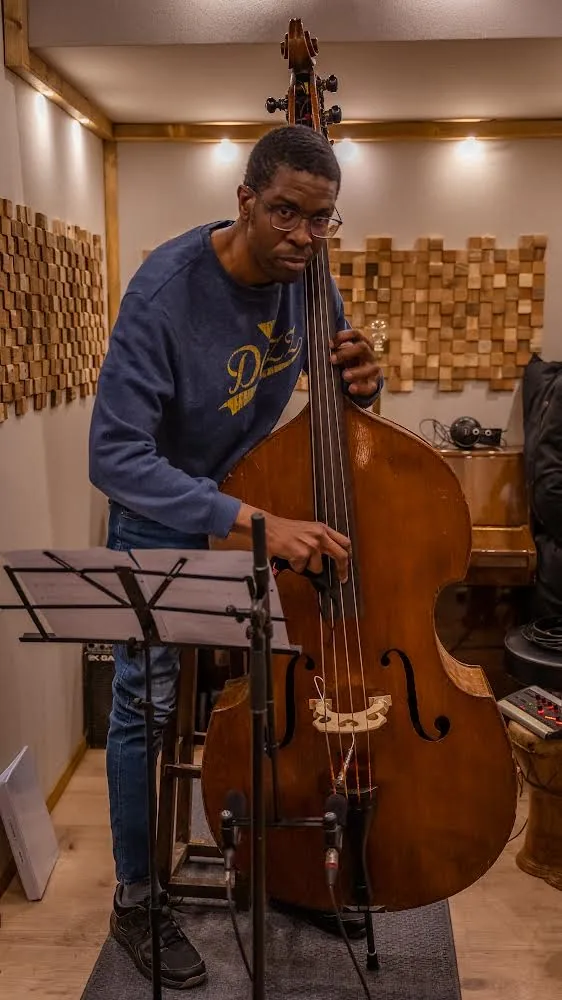 Contrabajista en estudio en Madrid