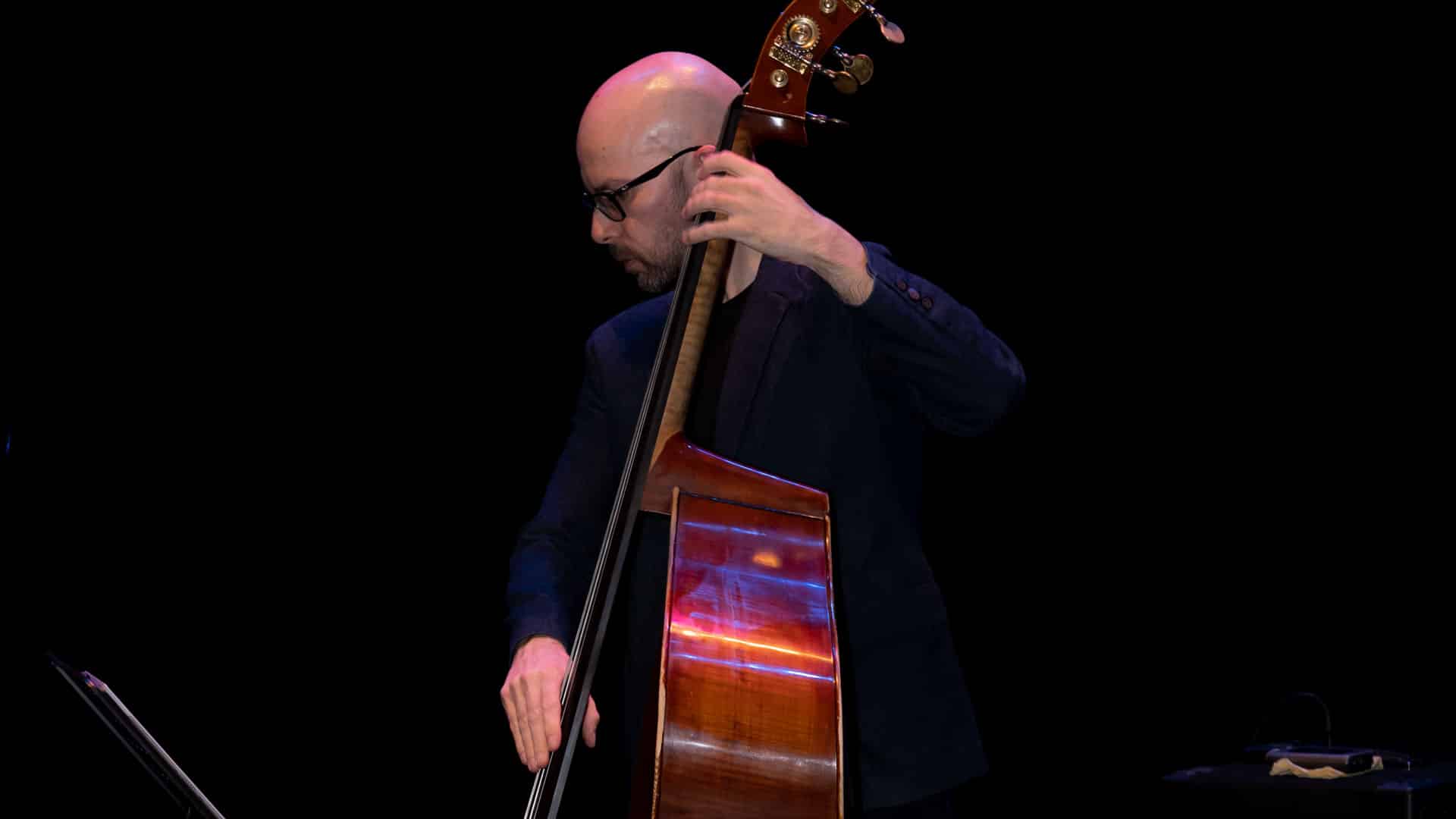 Fotografía de músico en sesión de estudio en Madrid