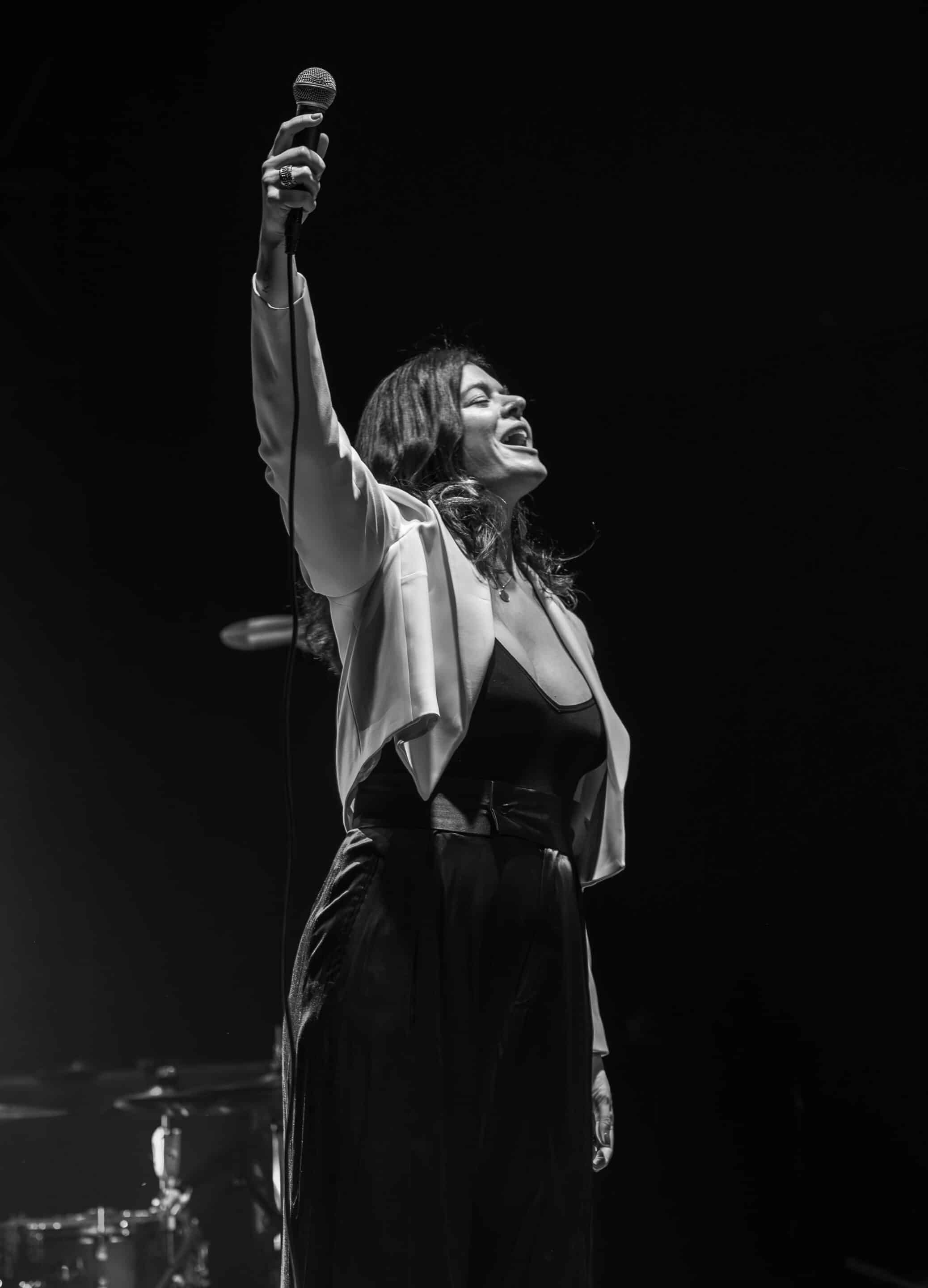 Cecilia Krull sobre el escenario en Madrid — fotografía de Roberto Romero (en blanco y negro)