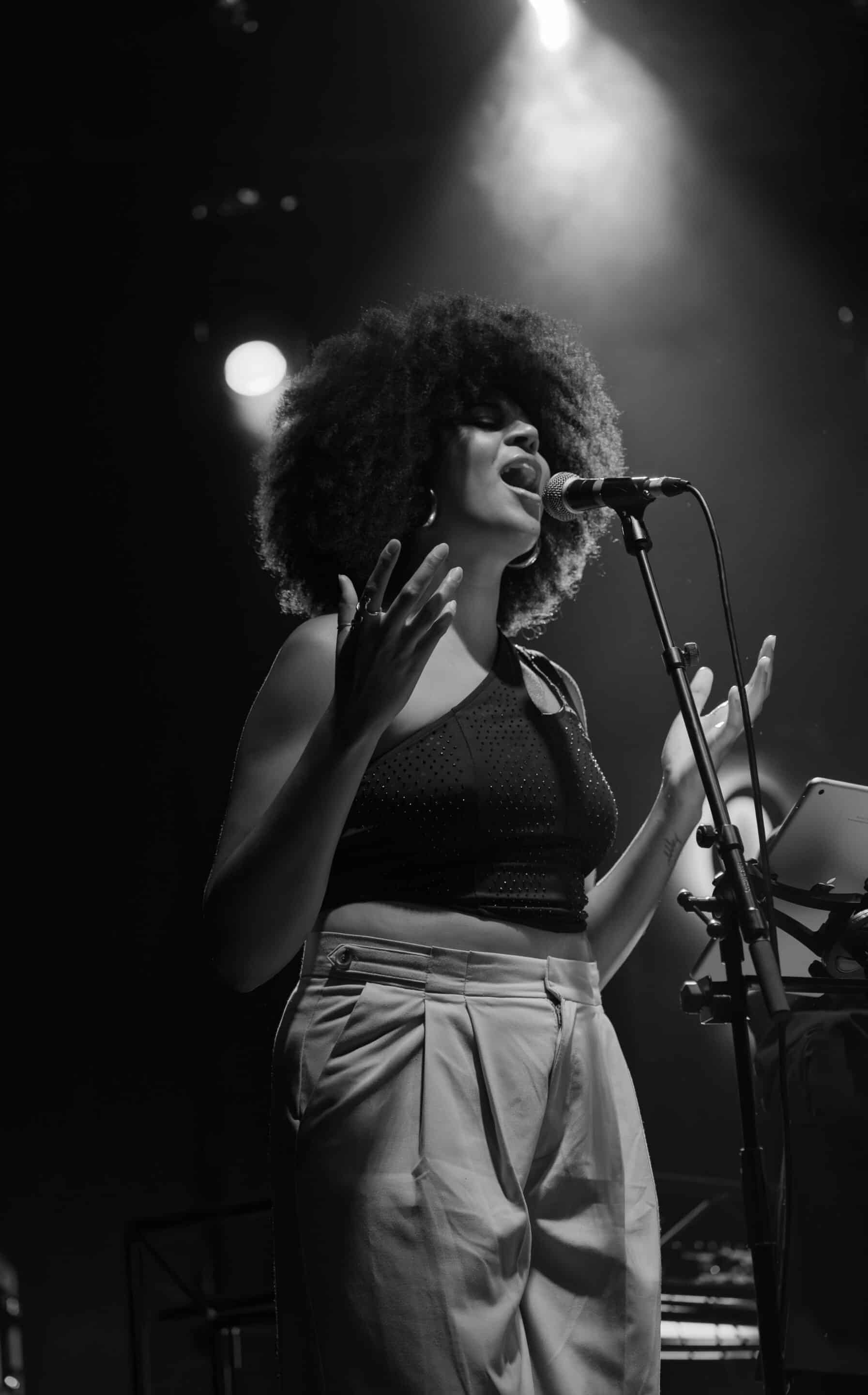 Natalia Duma en directo en Madrid — fotografía de conciertos de Roberto Romero (en blanco y negro)